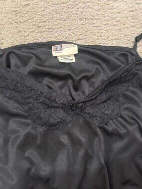 Women’s black lace cami! *super stretchy *built in...